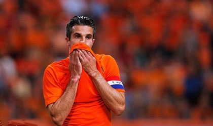 Nóng: Tiền đạo Robin van Persie lại dính chấn thương